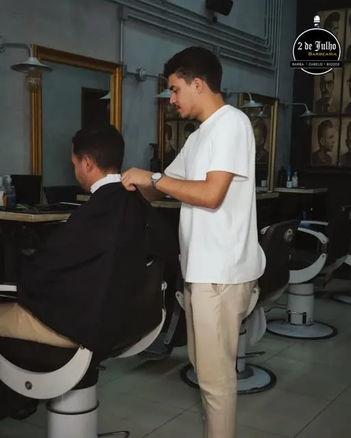 Barbeiro cortando cabelo
