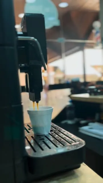 Café espresso sendo tirado na barbearia